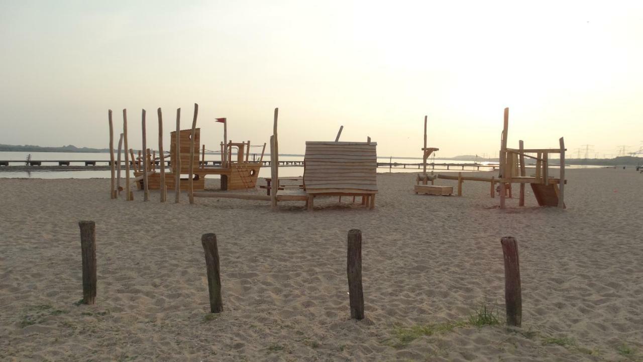 Beach Hotel אוסטבורנה מראה חיצוני תמונה
